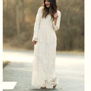 😍New!! White Boho Lace Maxi Dress with pockets!!